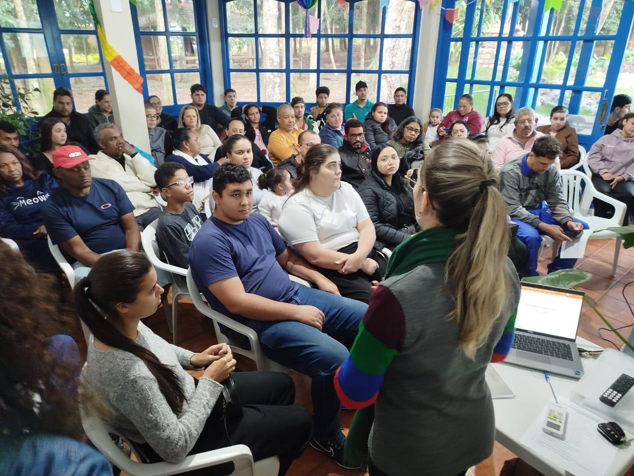 Casais do Casamento Coletivo recebem orientações para cerimônia do Programa Justiça no Bairro