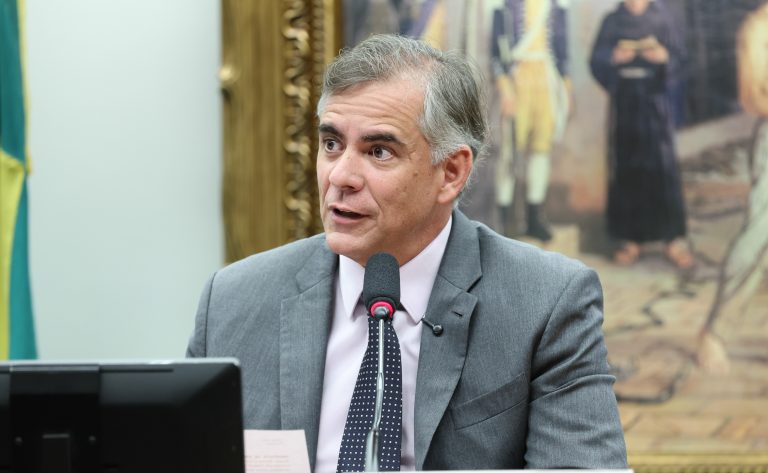 CCJ encerra semestre com aprovações marcantes sobre fim da escala 6x1 e redução da maioridade penal