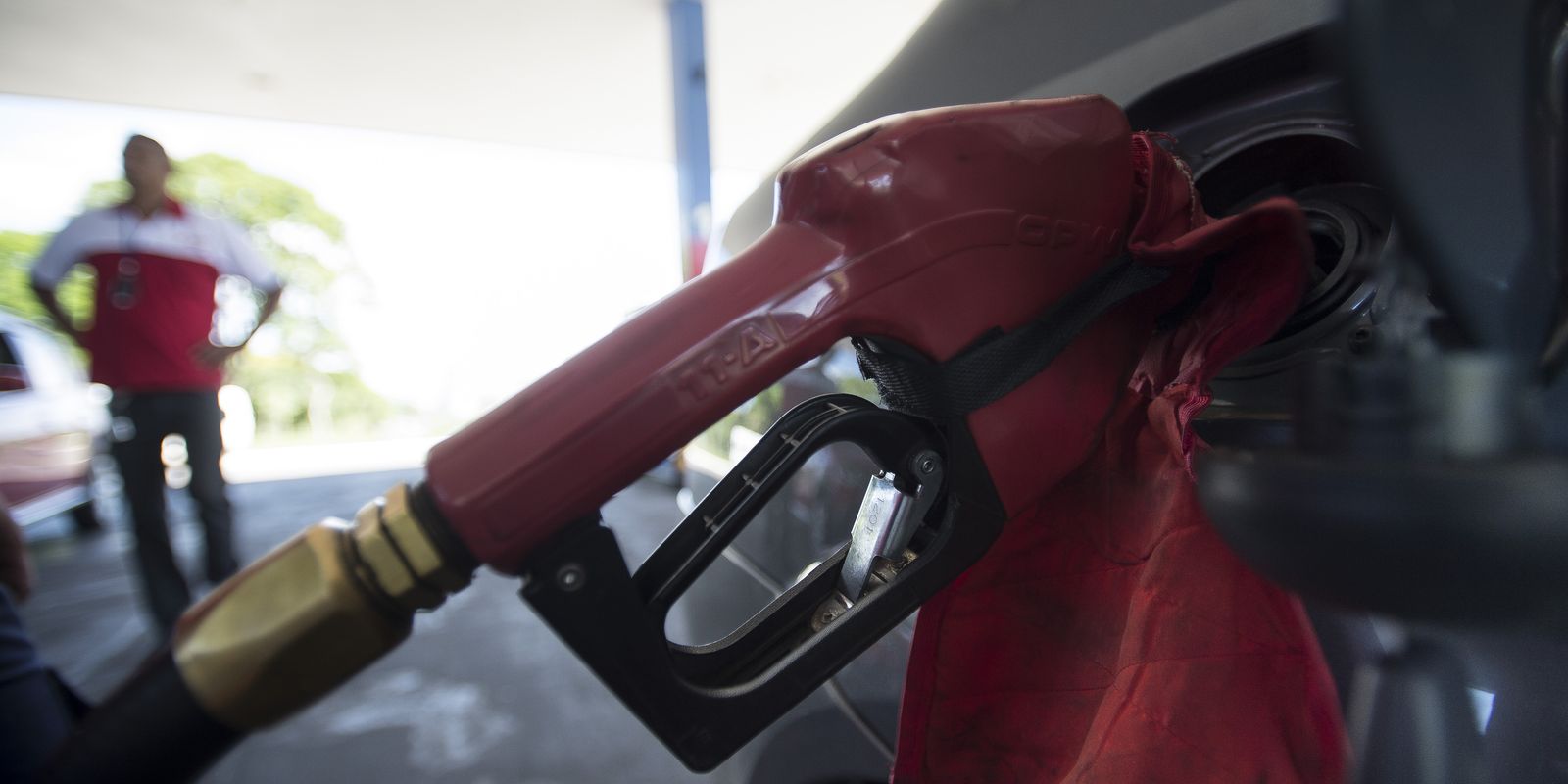 Governo mantém subsídio da gasolina após nova alta do petróleo mundial