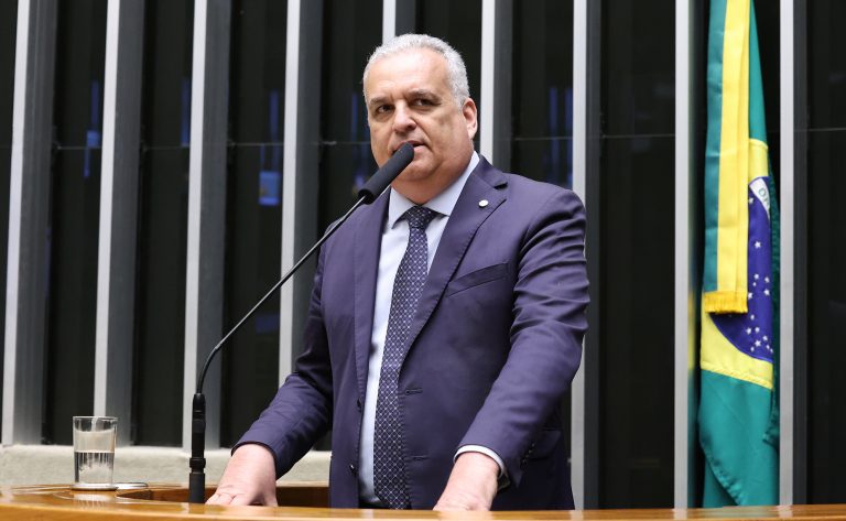 Comissão aprova uso de óculos biópticos para obtenção da CNH por pessoas com deficiência visual
