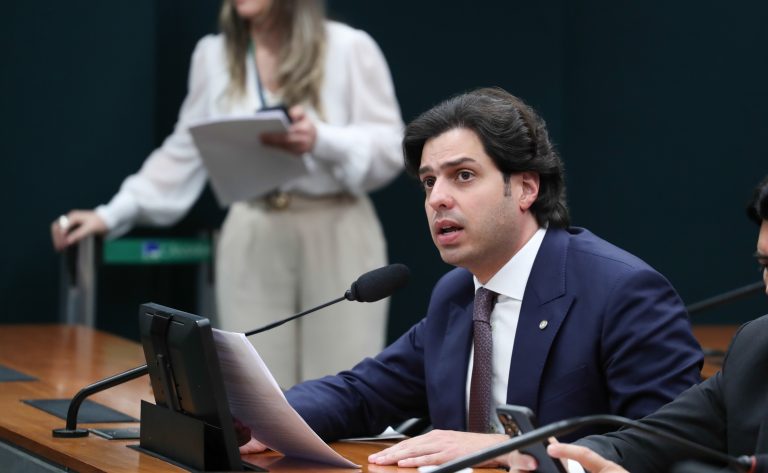 Comissão de Educação aprova inclusão de material escolar na Lei de Diretrizes e Bases da Educação