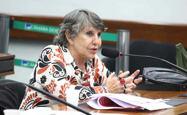 Comissão da Câmara aprova lei que criminaliza transfobia