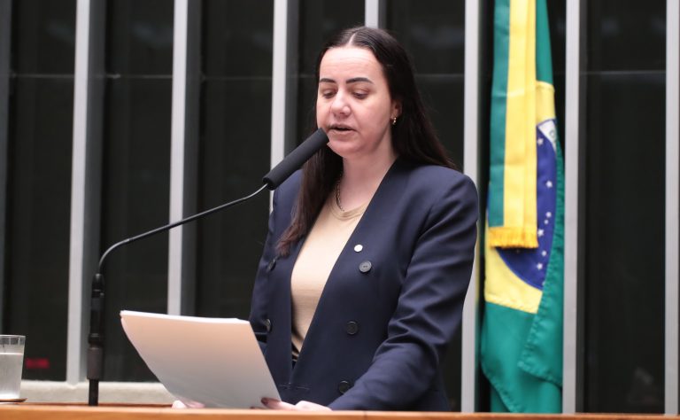 Comissão da Câmara aprova projeto para ampliar direitos de estudantes grávidas e lactantes
