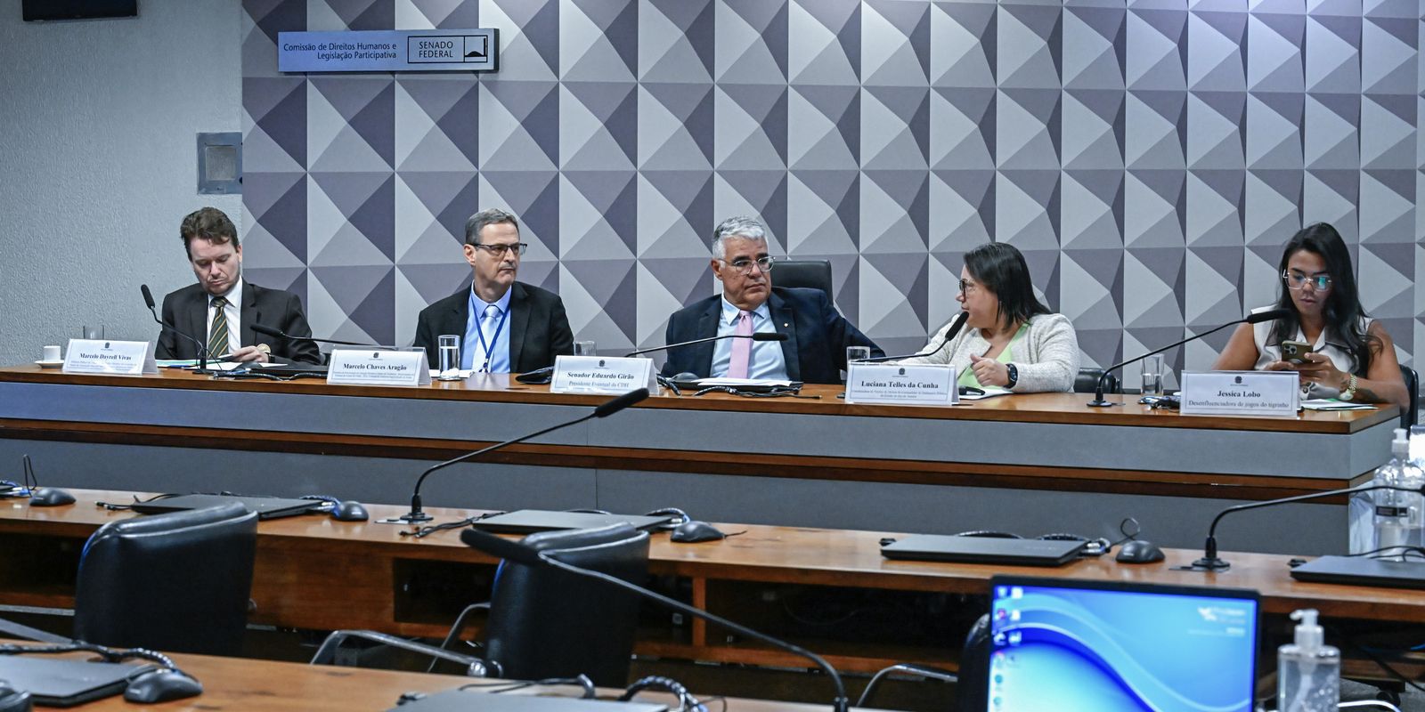 Defensores públicos exigem mais rigor na publicidade de apostas, visando conter superendividamento