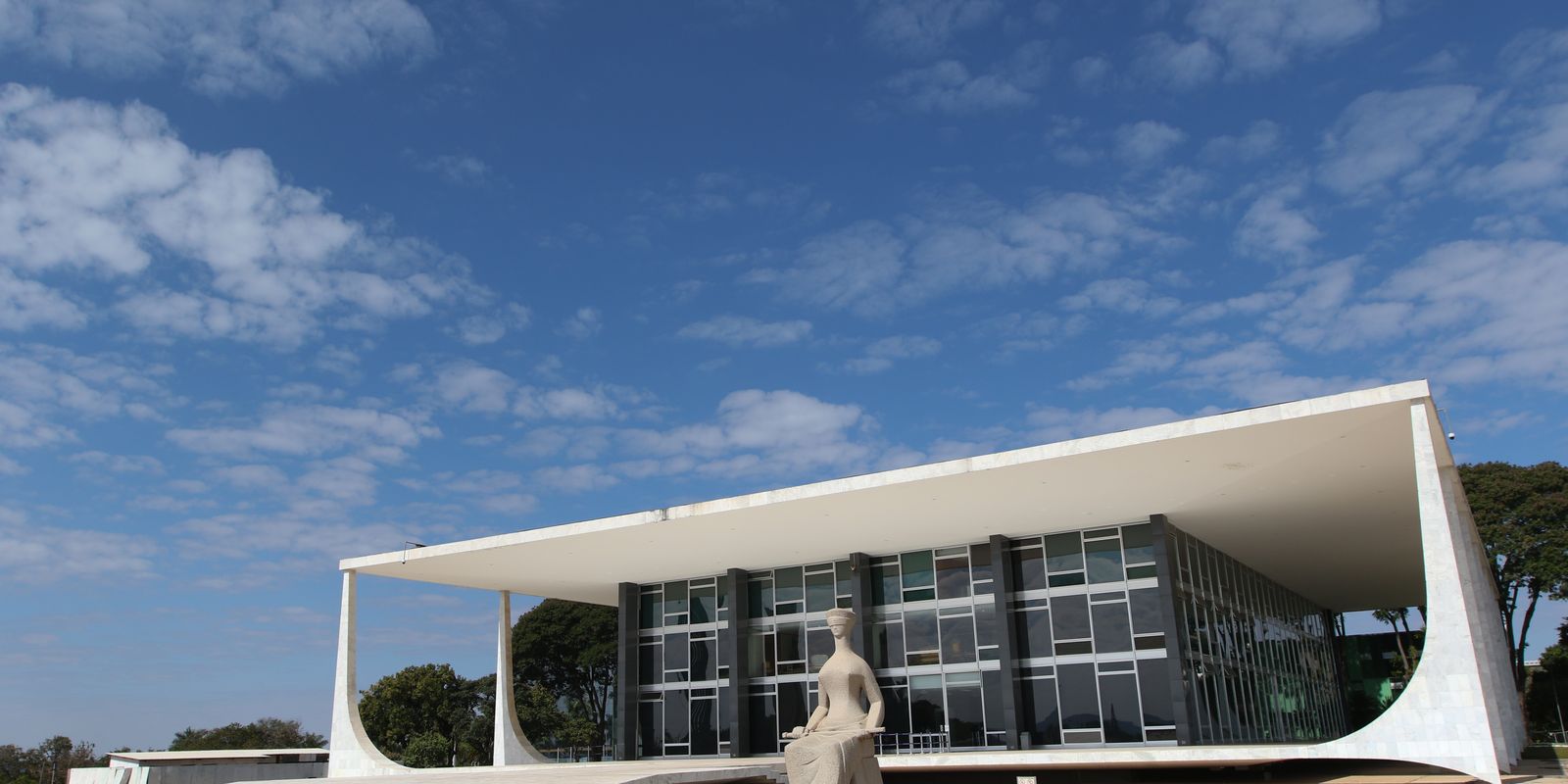 Defesa de Bolsonaro solicita ao STF a continuidade da prisão domiciliar