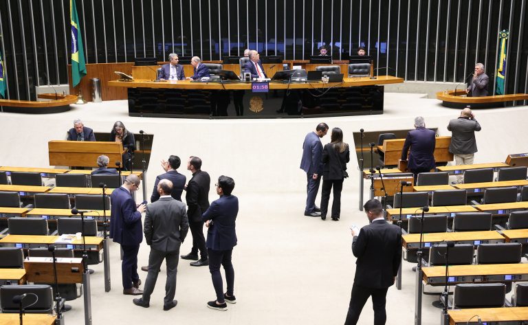 Deputados debatem projeto para proibir a cobrança de tarifa mínima nos serviços de água e esgoto