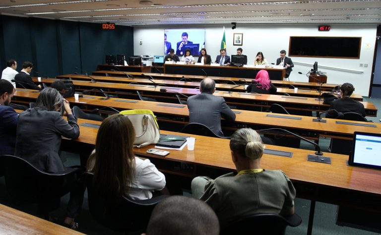 Estudantes e faculdades pedem revisão de regras do Fies