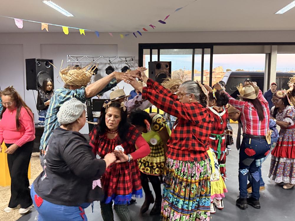 Festa Julina da Melhor Idade reúne idosos em noite de integração, dança e celebração em Terra Roxa