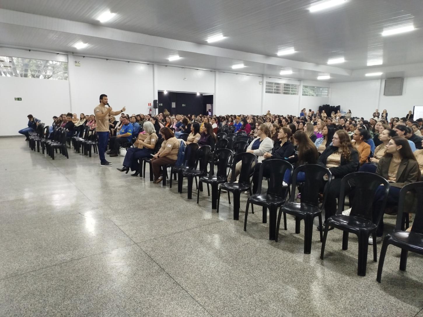 Formação reúne profissionais da educação antes do retorno das aulas