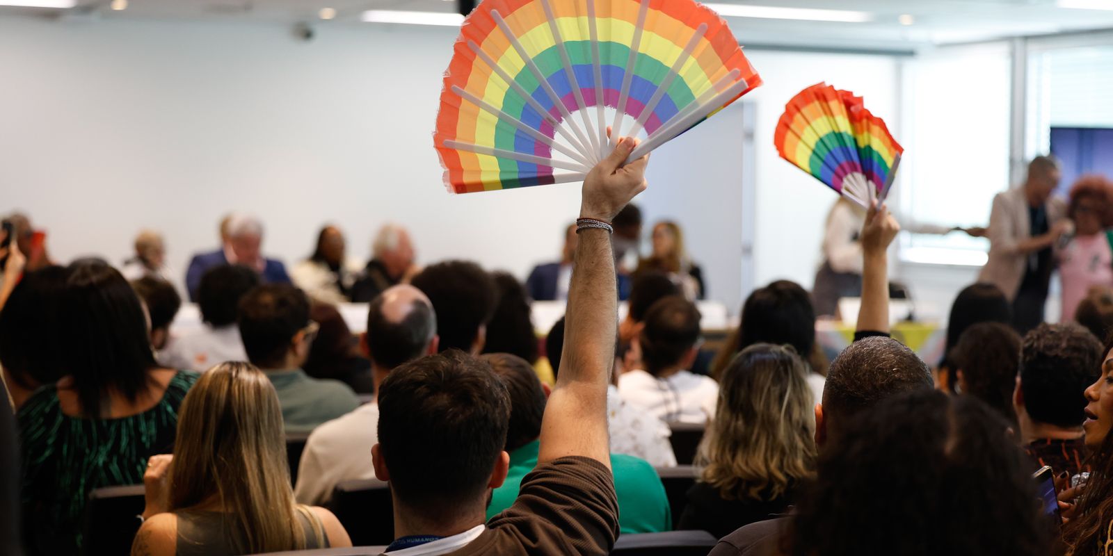 Governo do Rio de Janeiro promete regularizar salários atrasados do programa Rio Sem LGBTIfobia