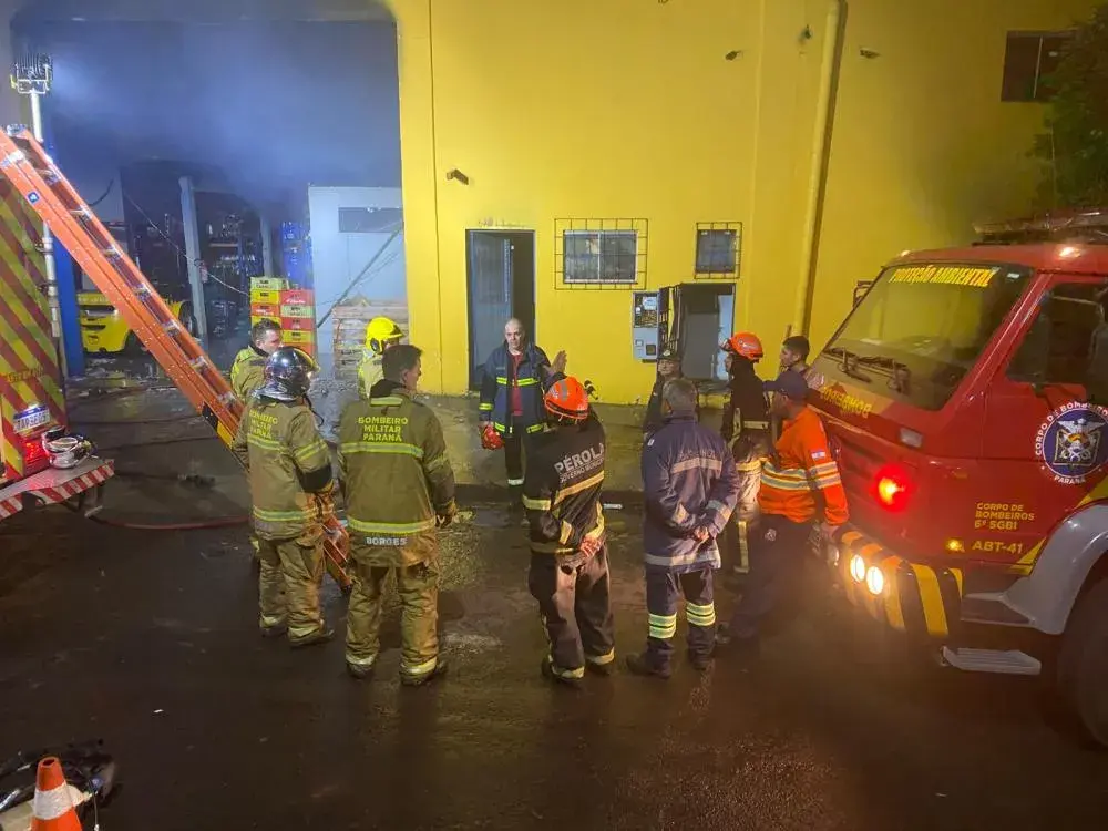 Incêndio de grandes proporções atinge supermercado em Iporã