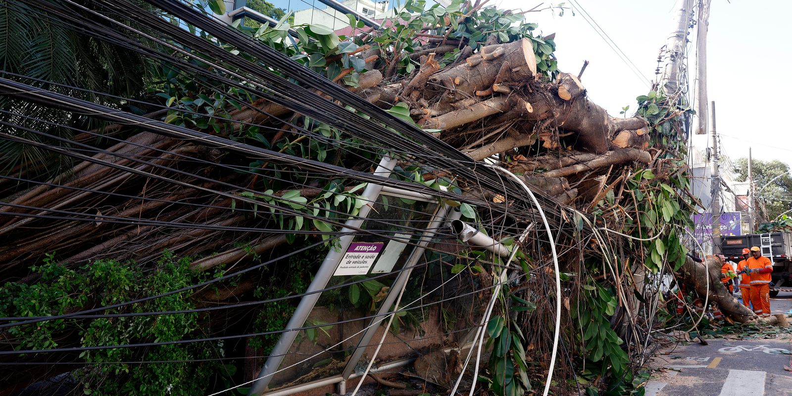 Falta de energia no Rio atinge milhares após vendaval de mais de 100 km/h