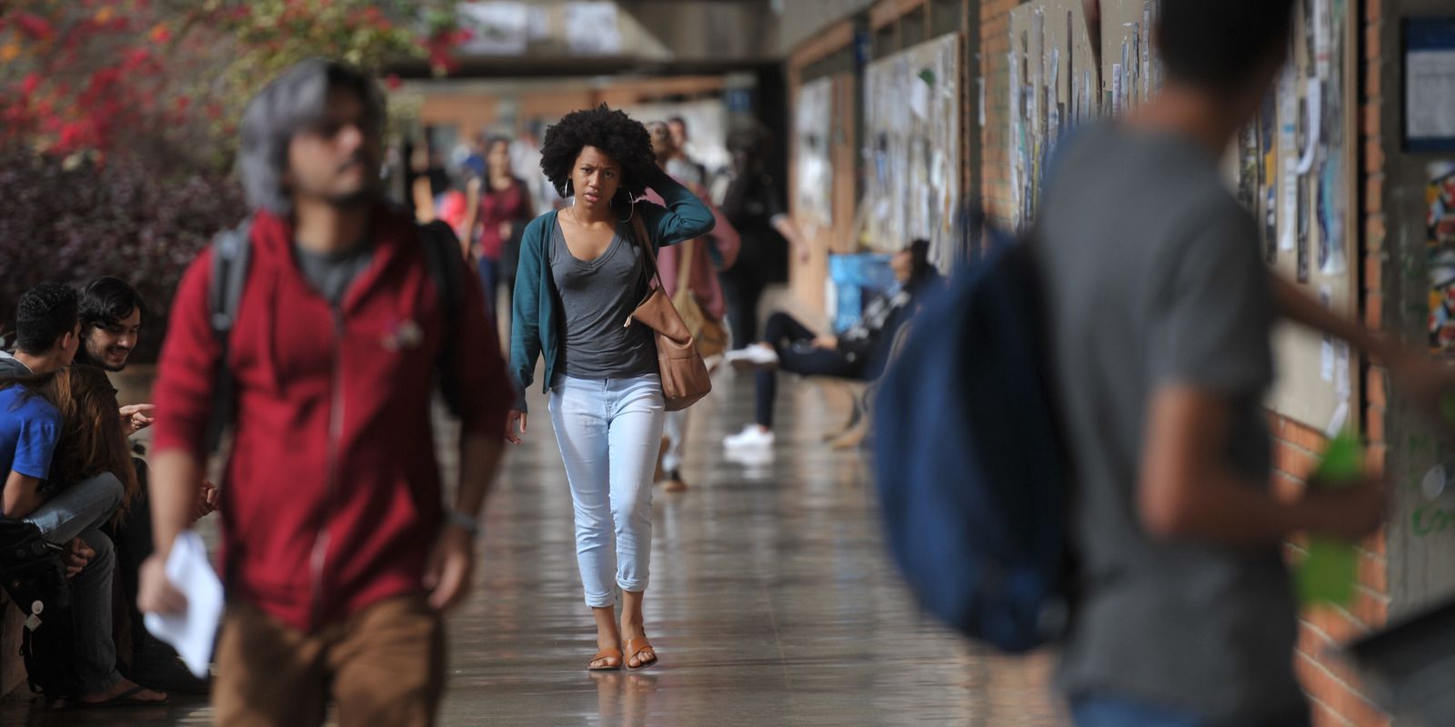 Mais da metade dos estudantes de graduação precisou abandonar cursos devido ao cuidado com os filhos