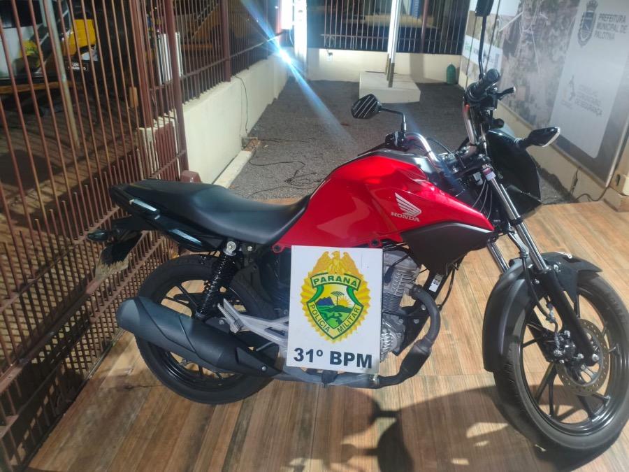 Motocicleta é recolhida após condutor ser flagrado dirigindo sem habilitação