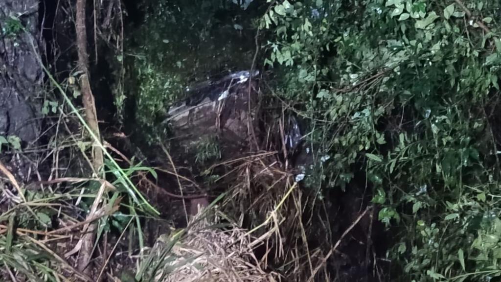 Motorista escapa ileso após carro aquaplanar e capotar na PR-182 entre Toledo e Maripá