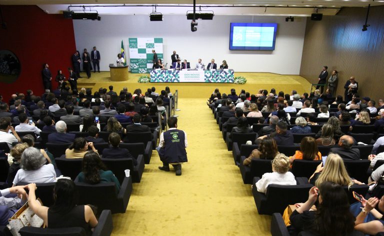 Hugo Motta destaca modernização do Estado em posse de novos servidores da Câmara