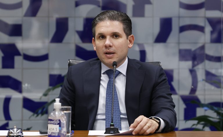 Hugo Motta e ministro da Fazenda debatem dívidas rurais e pauta de combustíveis