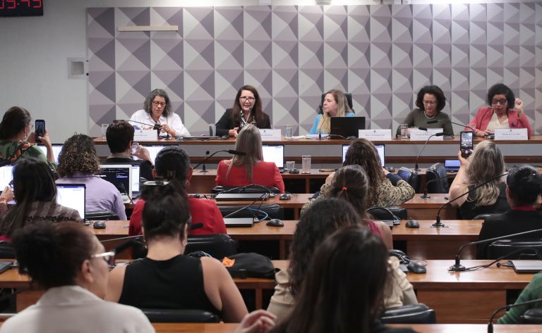Mulheres pressionam pela aprovação urgente de projeto que criminaliza misoginia