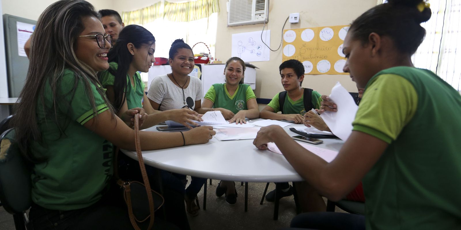 Estudantes do Pé-de-Meia nascidos em setembro e outubro recebem parcela de R$ 200