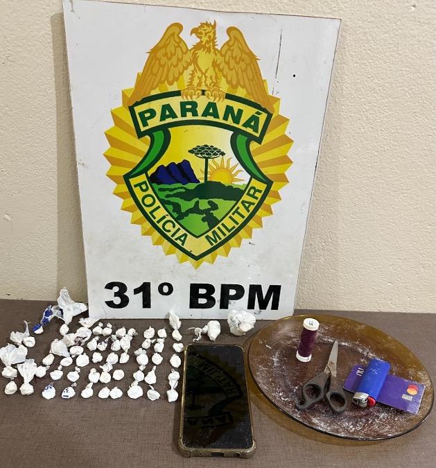 Polícia Militar apreende cocaína e prende suspeito após denúncia de tráfico em imóvel abandonado