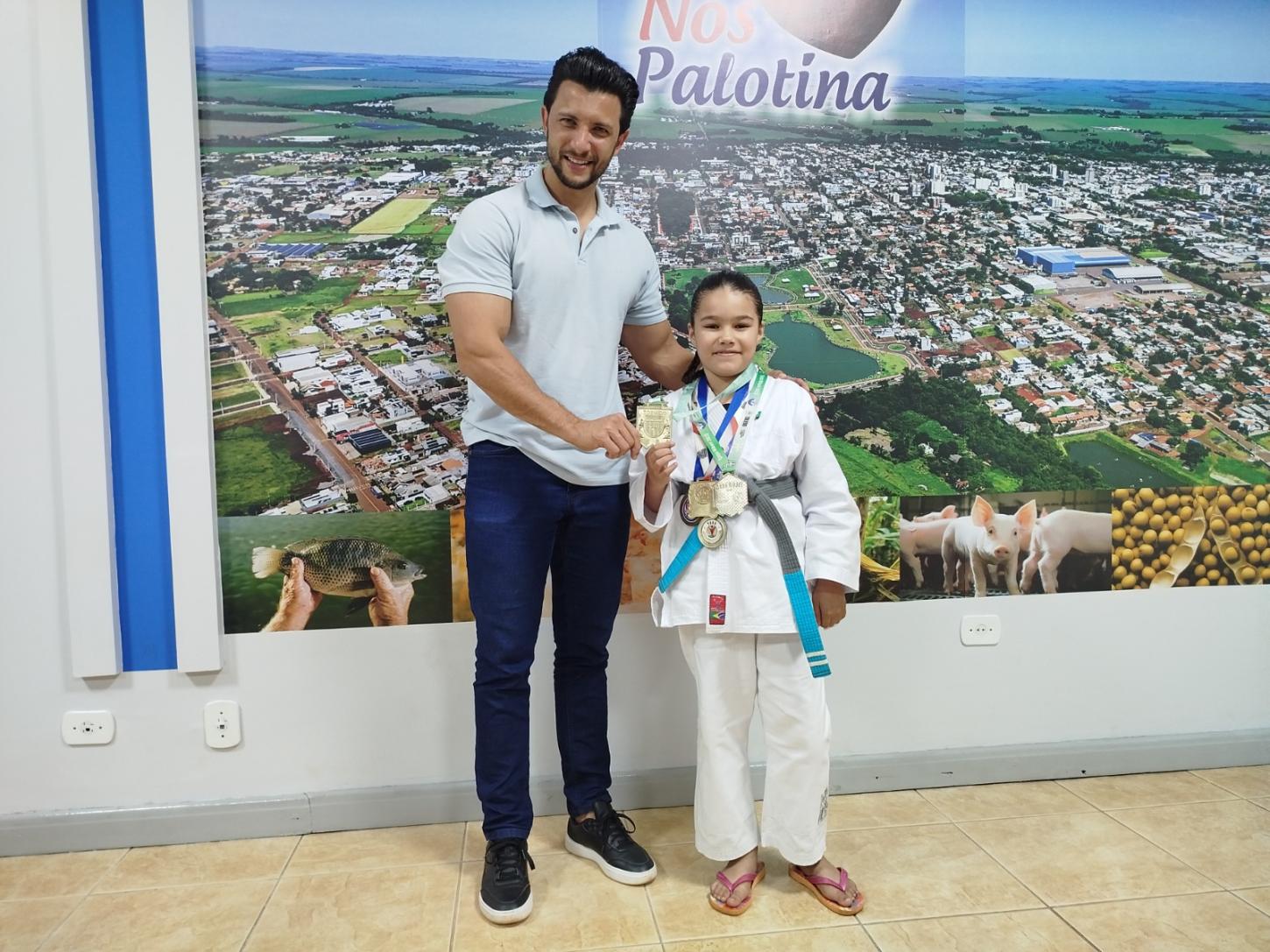 Prefeito Rodrigo Ribeiro recebe jovem judoca destaque de Palotina
