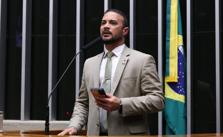Projeto de lei criminaliza o uso de animais no tráfico de drogas