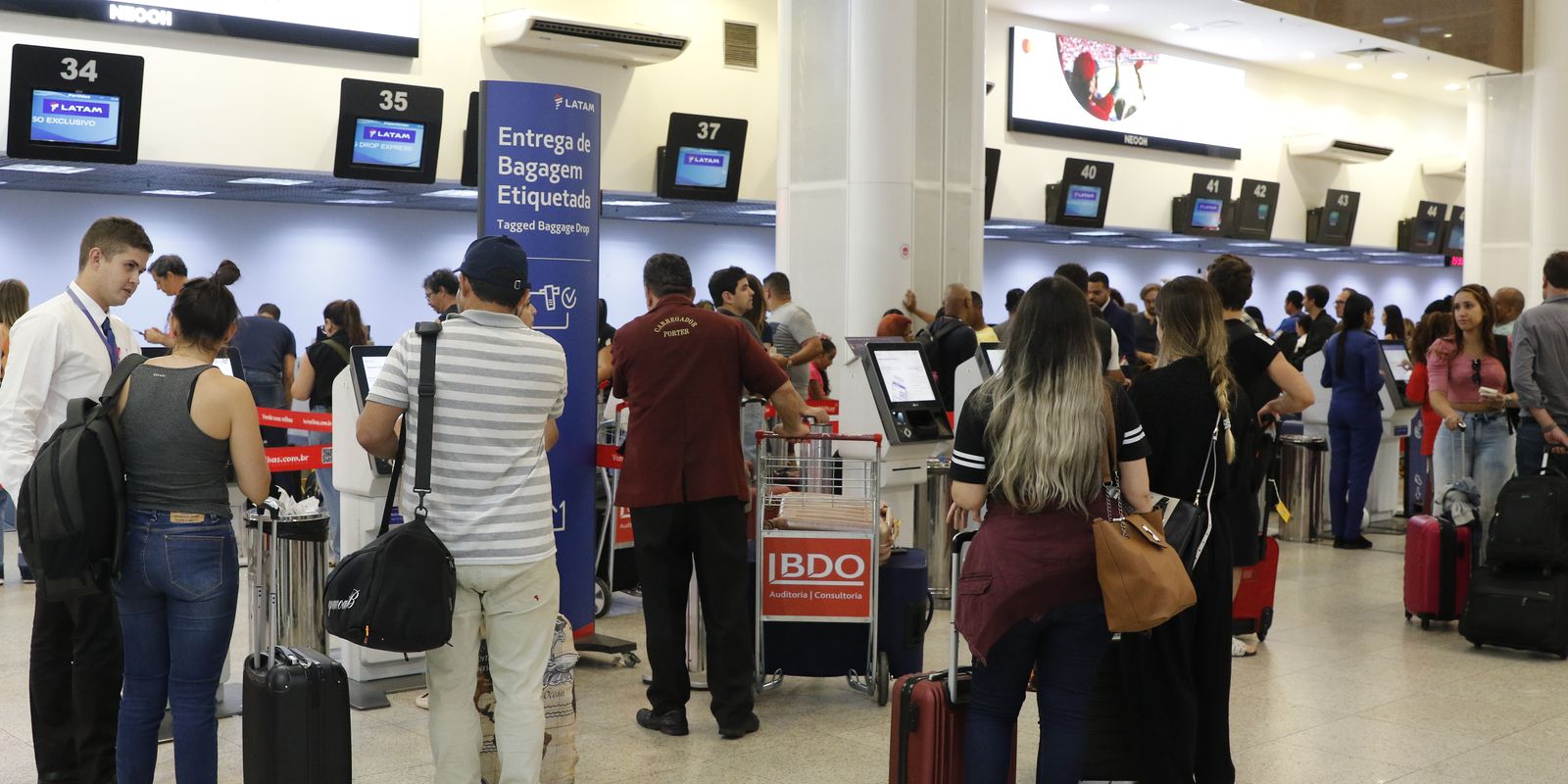 Setor de serviços recua 0,4% em maio, com transportes puxando a queda, revela IBGE