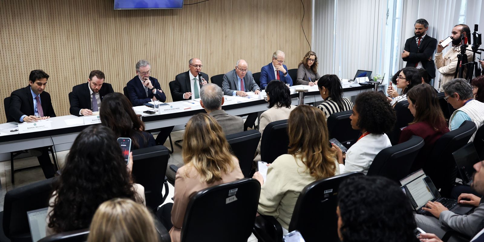 Governo brasileiro anuncia plano de apoio a setores afetados por nova tarifa dos EUA