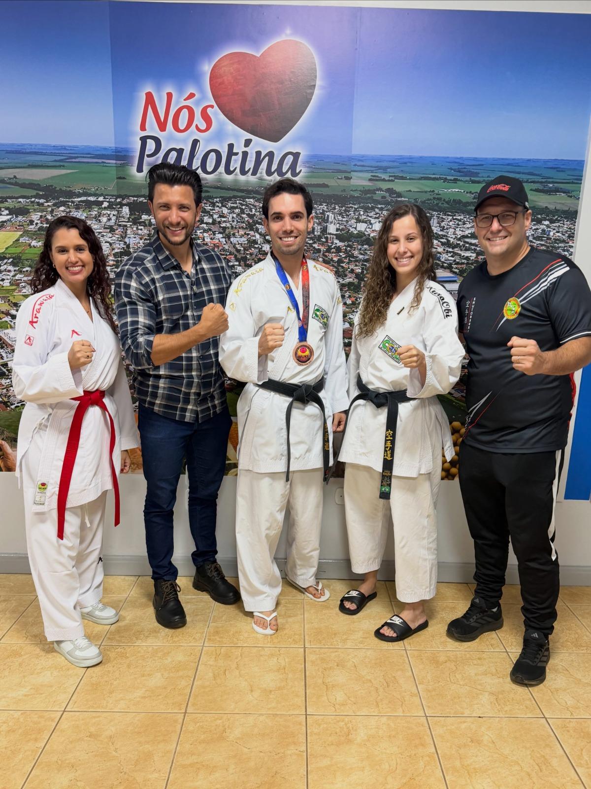 Atletas de Palotina são homenageados no gabinete do prefeito após destaque em Campeonato Mundial de Karatê