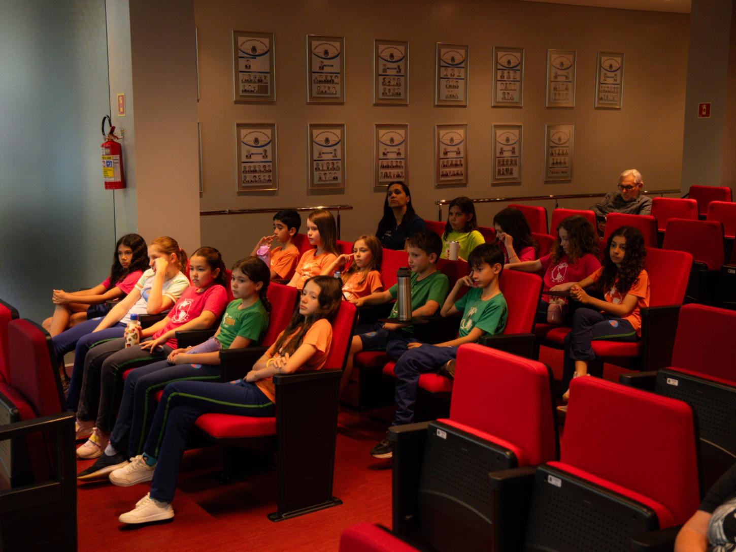 Câmara de Palotina recebe alunos do Colégio Terra do Saber durante sessão ordinária