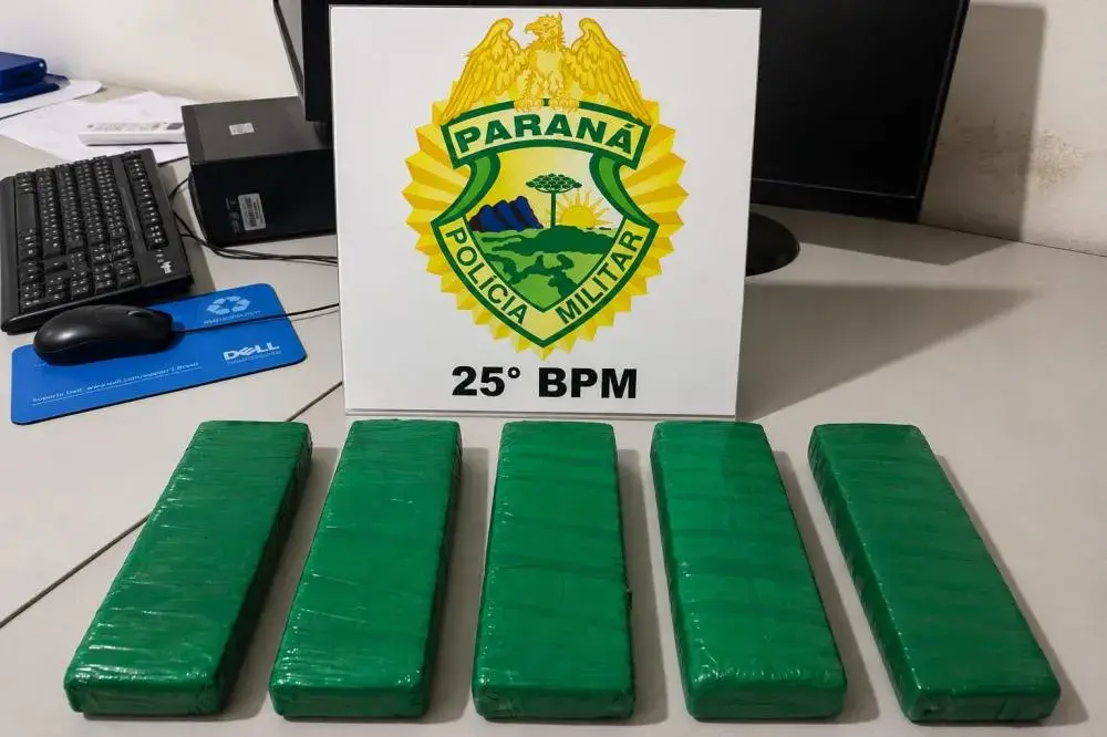 Cerca de 2,4 kg de maconha são encontrados após droga ser arremessada em imóvel em Umuarama