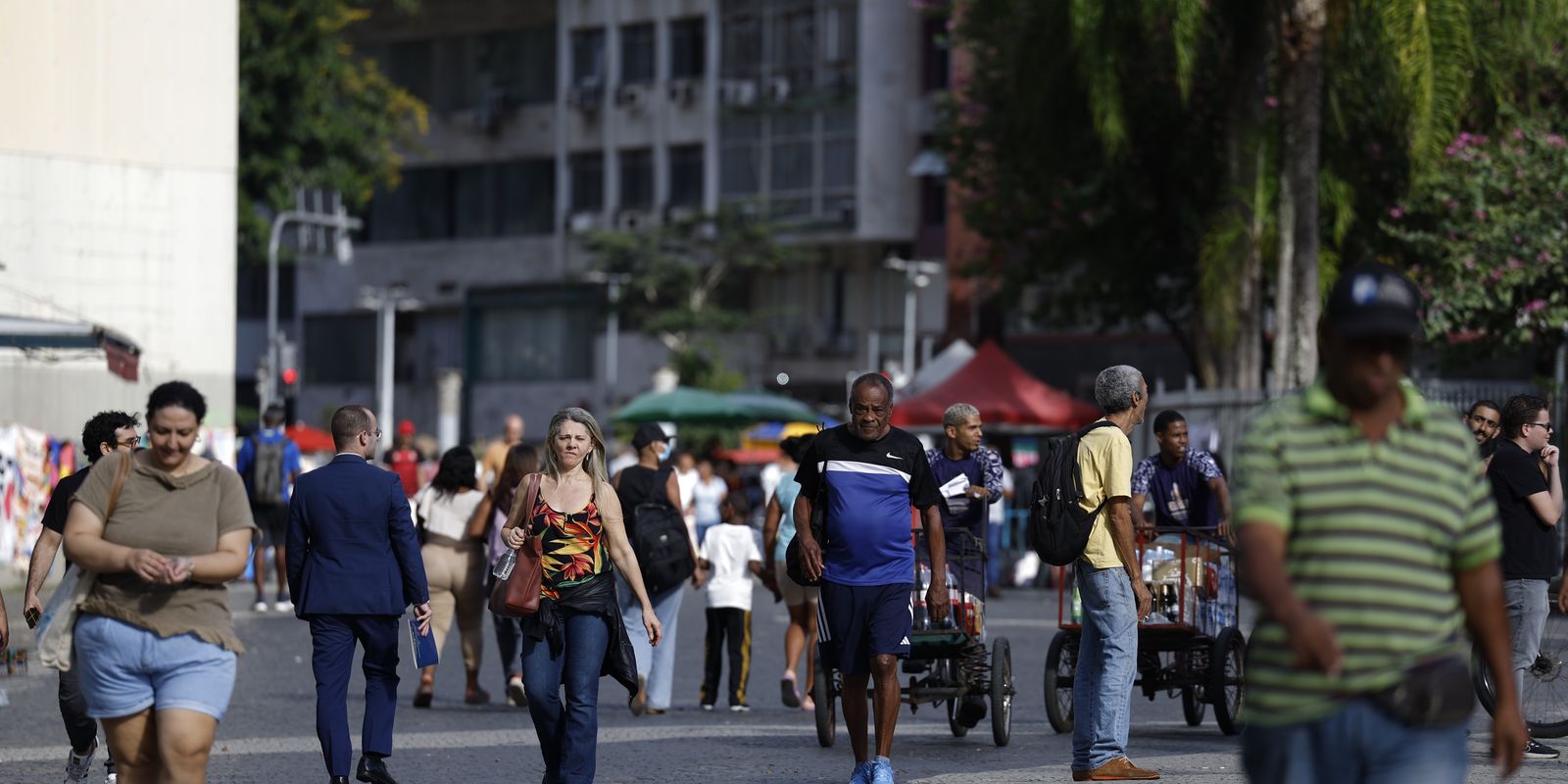 Crescimento populacional do Brasil desacelera para 0,37% em 2026, indica IBGE