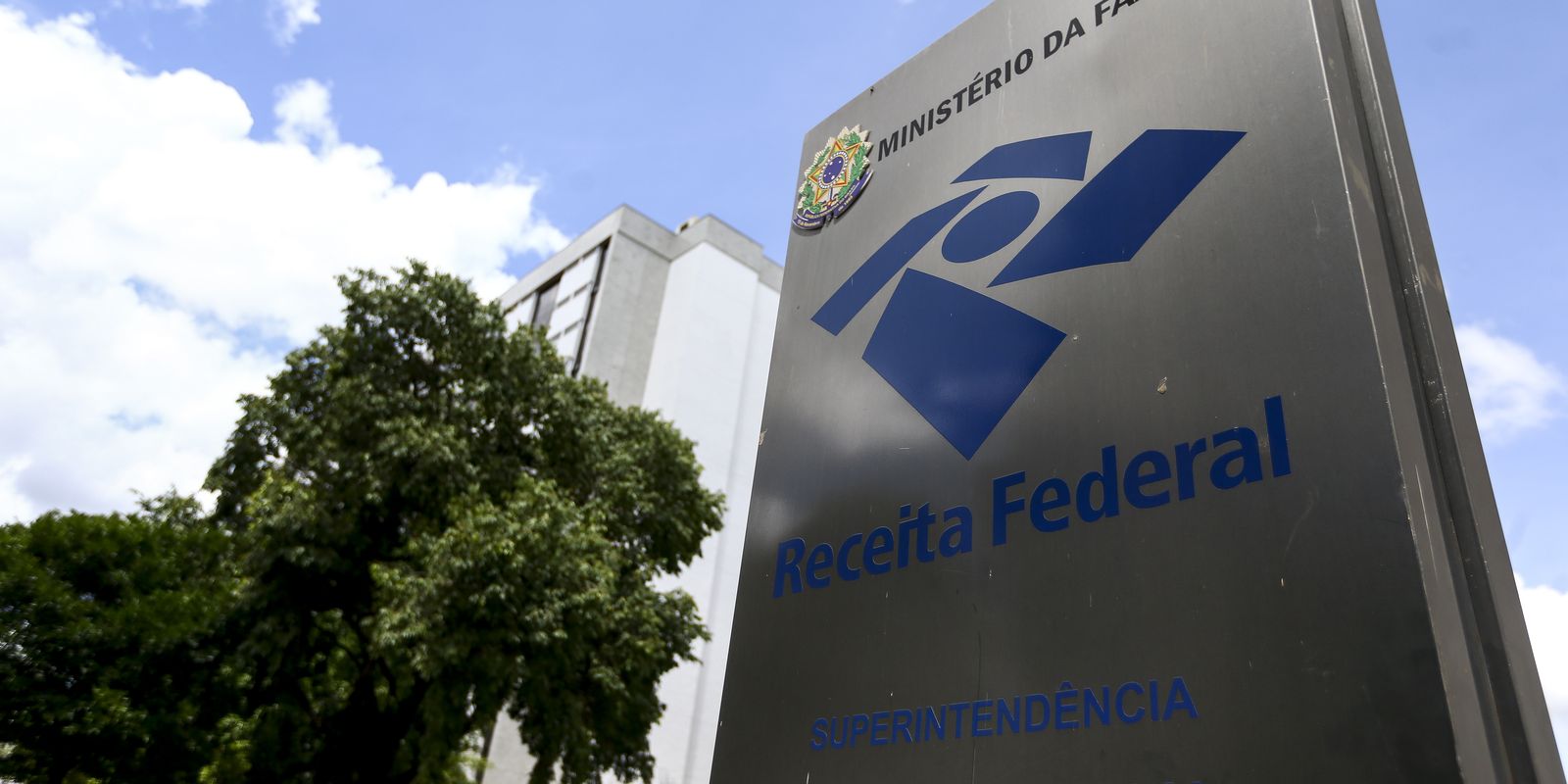 Emissão de notas fiscais com IBS e CBS passa a ser obrigatória no país