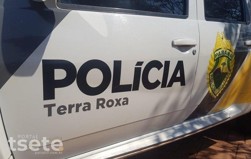 Motorista é rendido por criminosos ao parar para prestar socorro e tem caminhonete roubada