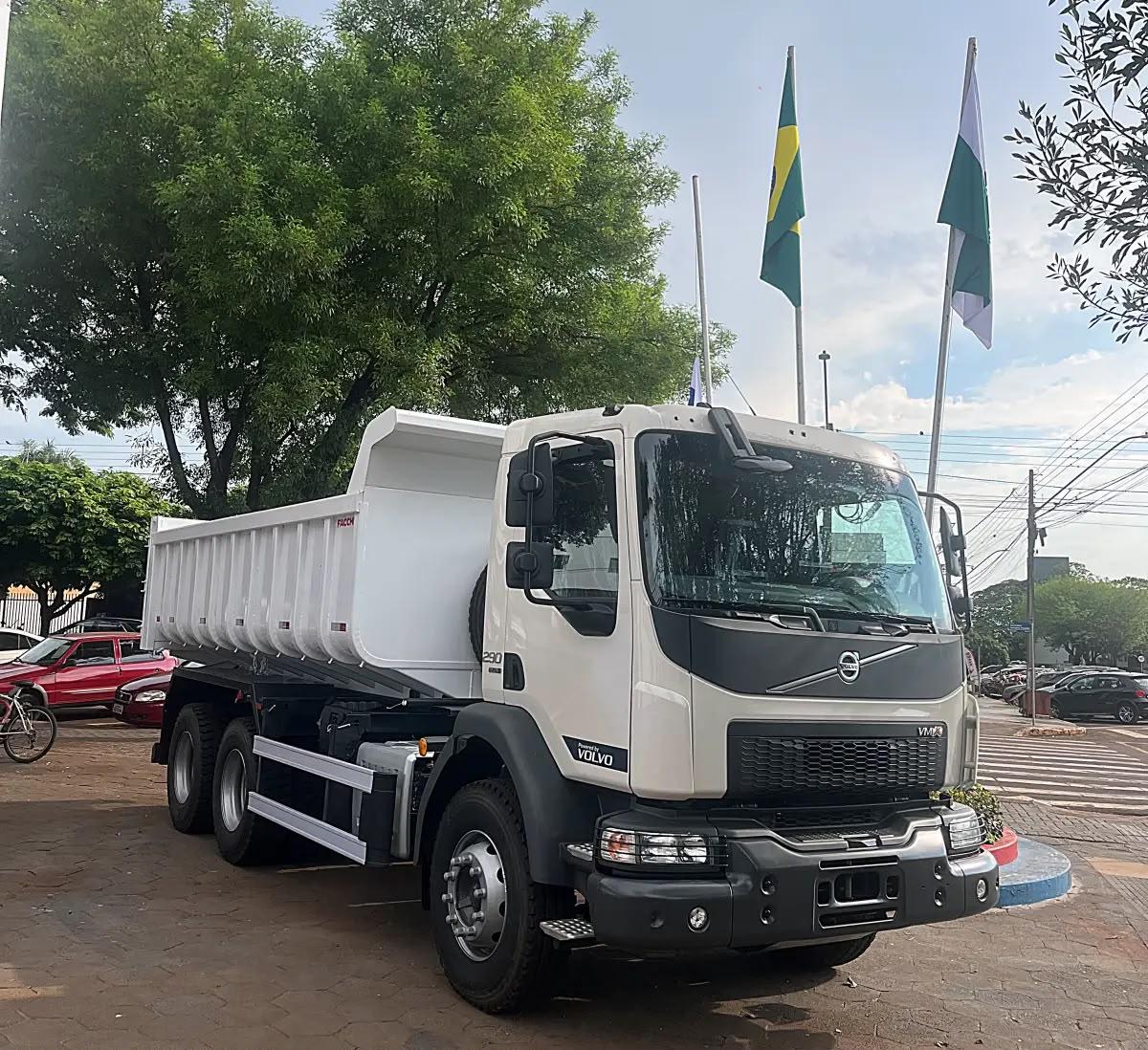 Palotina recebe novo caminhão basculante para reforçar serviços nas estradas rurais