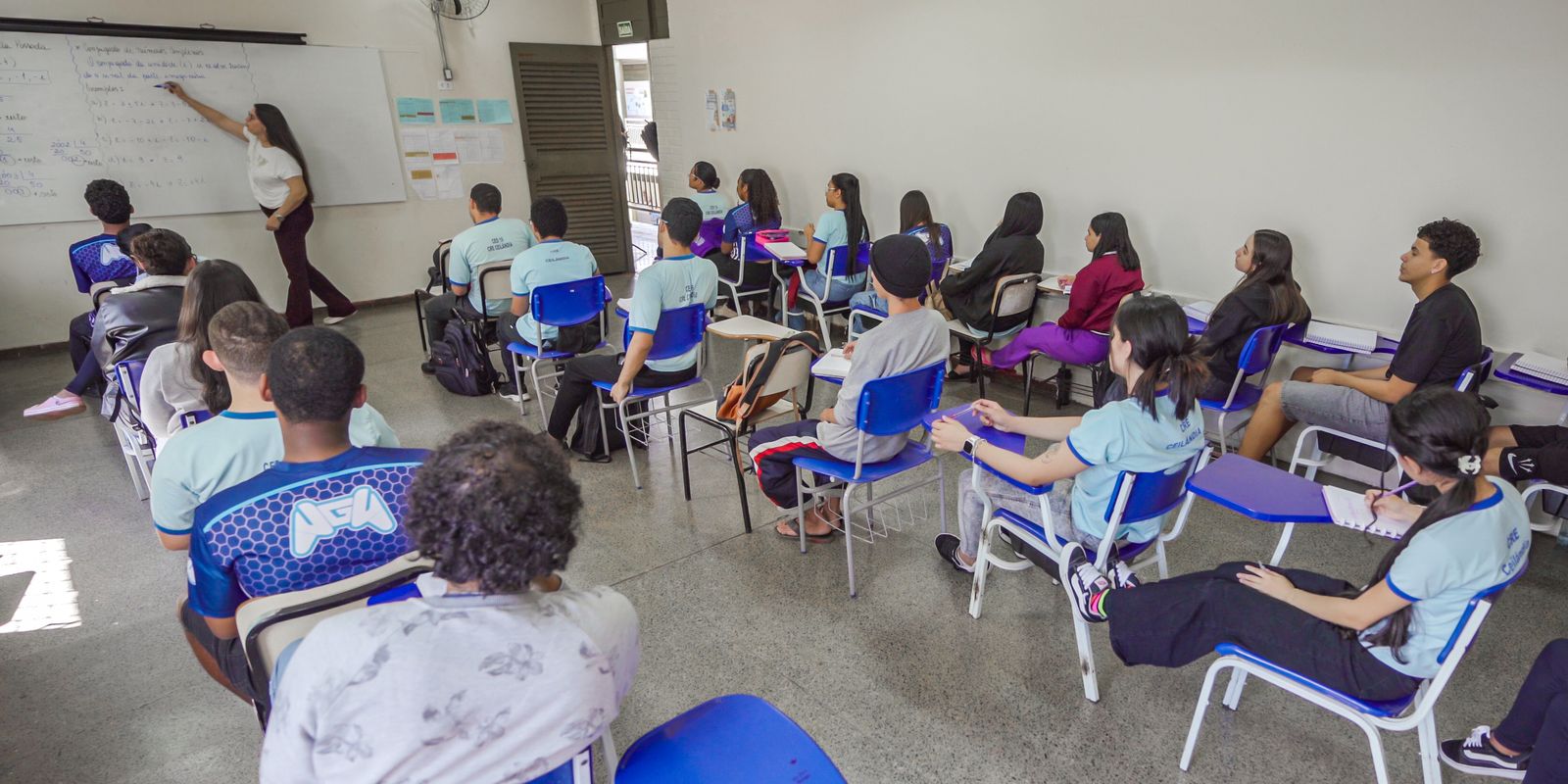Programa Pé-de-Meia paga quinta parcela para alunos nascidos em julho e agosto