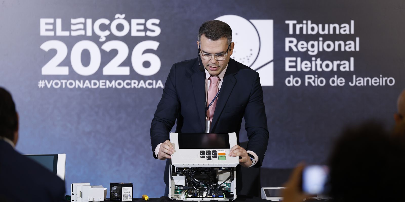 TRE-RJ desmonta urna eletrônica em evento para reafirmar segurança do voto