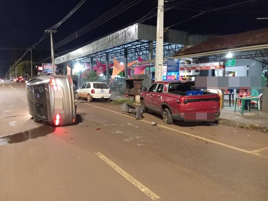 Veículo tomba após colisão com caminhonete estacionada em Palotina