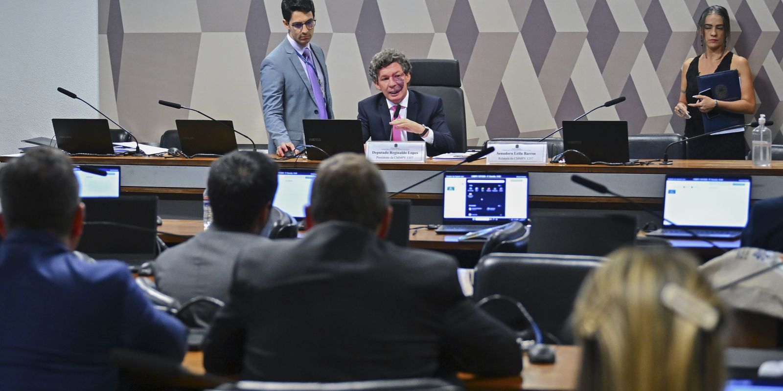 Impasse no Congresso adia a votação da MP sobre a taxa das blusinhas