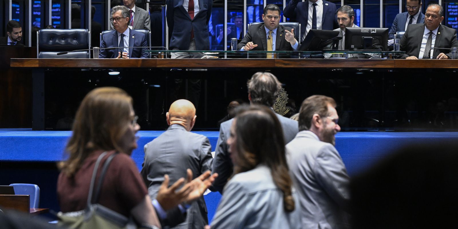 Alcolumbre garante votação sobre o fim da escala 6x1 no Senado após as eleições.