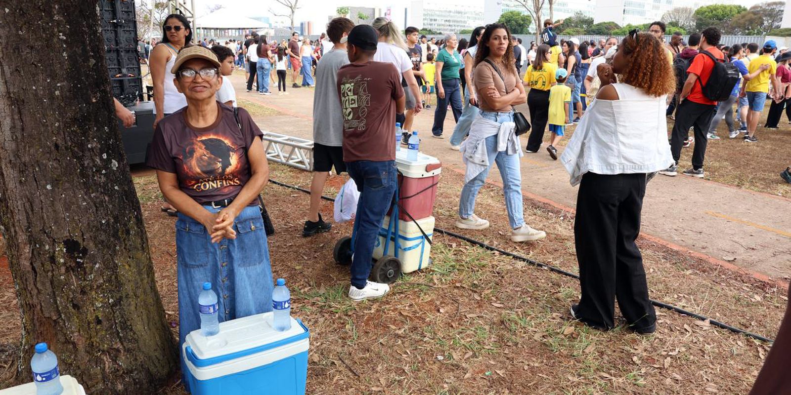 Desfile de 7 de setembro atrai ambulantes em busca de renda extra em brasília