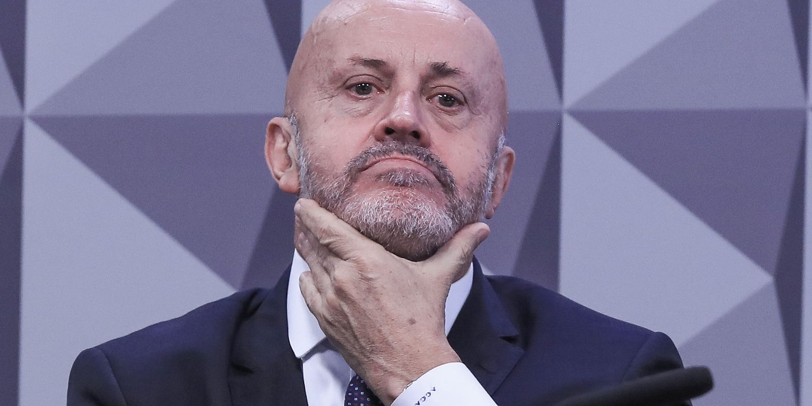 André Mendonça determina soltura do filho do Careca do INSS com cautelares