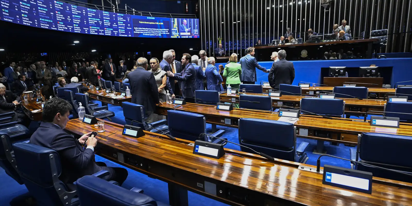 Omar Aziz articula rito especial para acelerar PEC do fim da escala 6x1