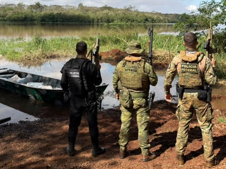 Barco com 337 quilos de agrotóxicos e cigarros é apreendido em Guaíra