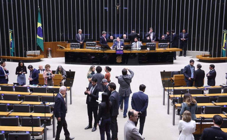 Câmara aprova texto da taxa das blusinhas e projeto segue para votação no Senado