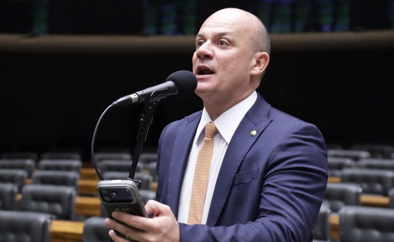 Câmara aprova nova regra para tempo de serviço de policiais e bombeiros