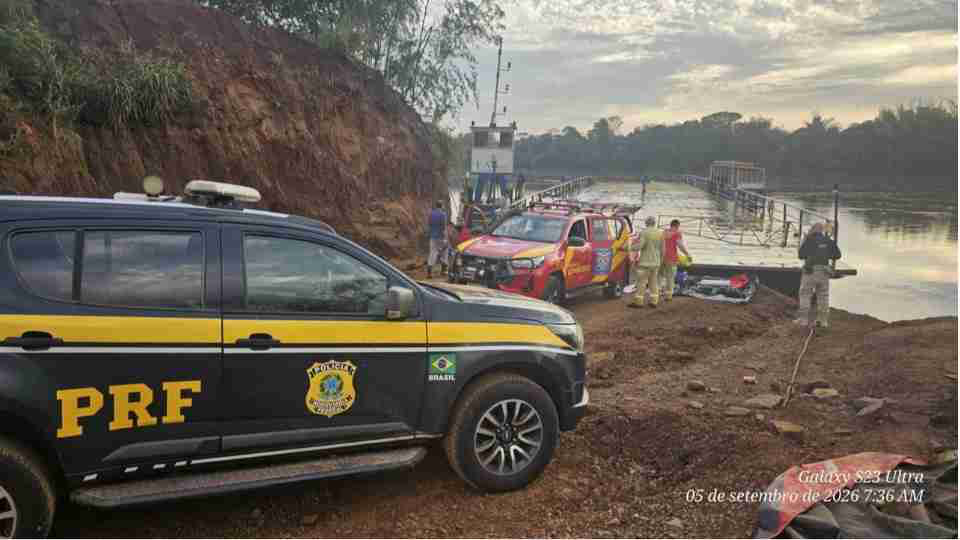 Carro cai no Rio Piquiri durante travessia por balsa na BR-272, em Terra Roxa