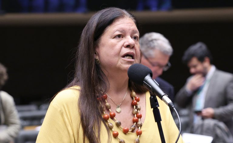 CCJ aprova projeto que garante justiça gratuita para pessoas com câncer e deficiência