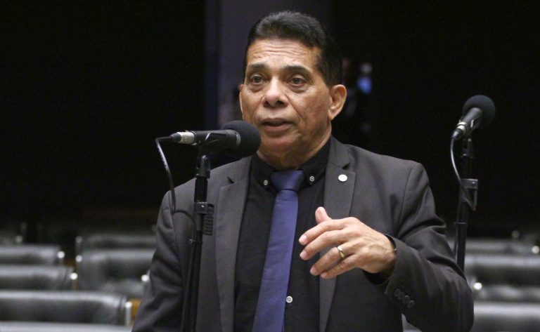 Projeto amplia regras para o embarque armado de agentes de segurança em voos