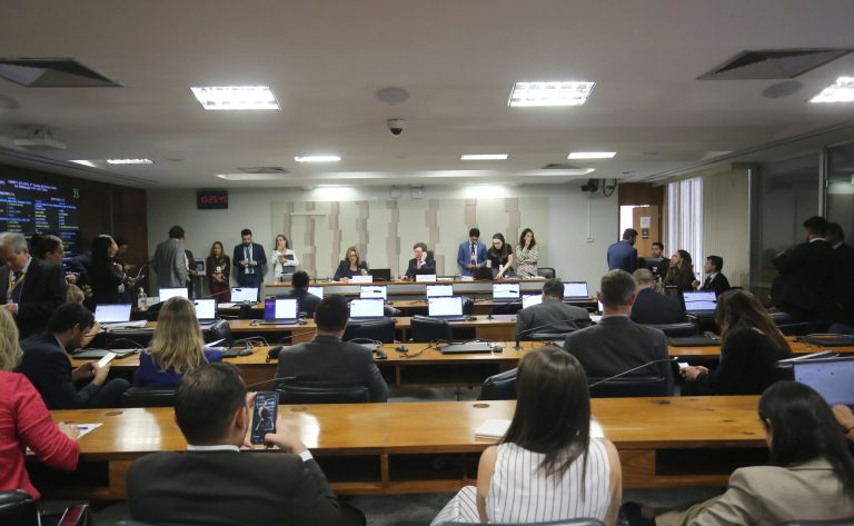 Comissão mista aprova o fim da taxa das blusinhas e segue para votação na Câmara